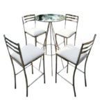 Mesa periquera de cristal y patas de metal, incluye 4 bancos altos de metal acojinados en tono blanco.