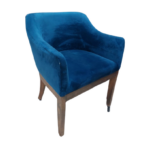 Sillón Azul rey de terciopelo Zanthe. Sillón individual con patas de madera forrado en tela de terciopelo tono azul marino.