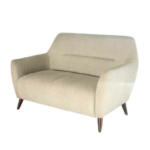 Sillón 2 plazas cream. Sillón  de 2 plazas acojinado y forrado de tela en tono beige, con patas de metal y cojines.